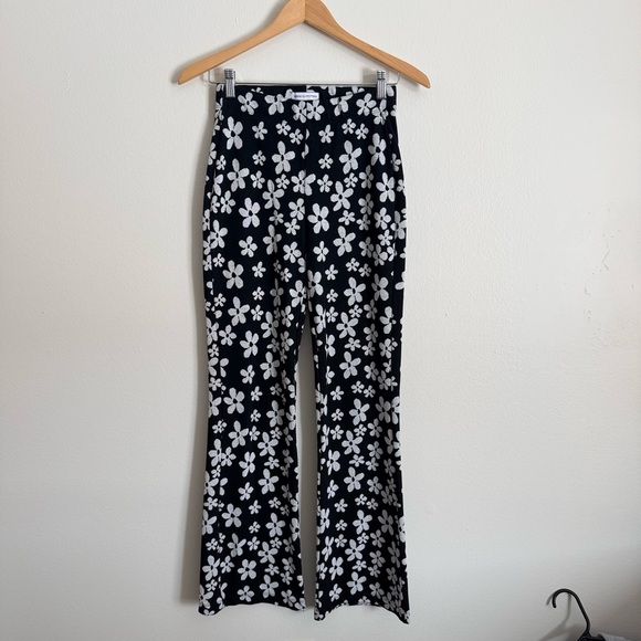 Urban Outfitters Bryn Pull On Flare Pants Black and White Floral Print Small - Picture 2 of 6